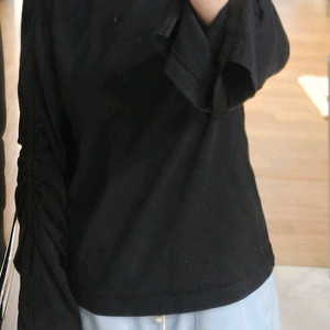 제평 유명한 핑크 플라밍고 소매 셔링 블랙 티셔츠