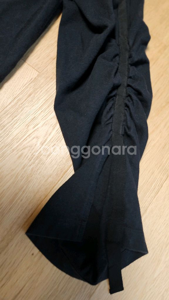 제평 유명한 핑크 플라밍고 소매 셔링 블랙 티셔츠--4