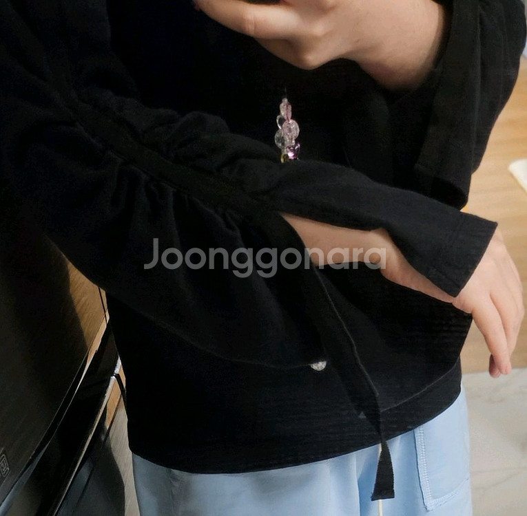 제평 유명한 핑크 플라밍고 소매 셔링 블랙 티셔츠--2