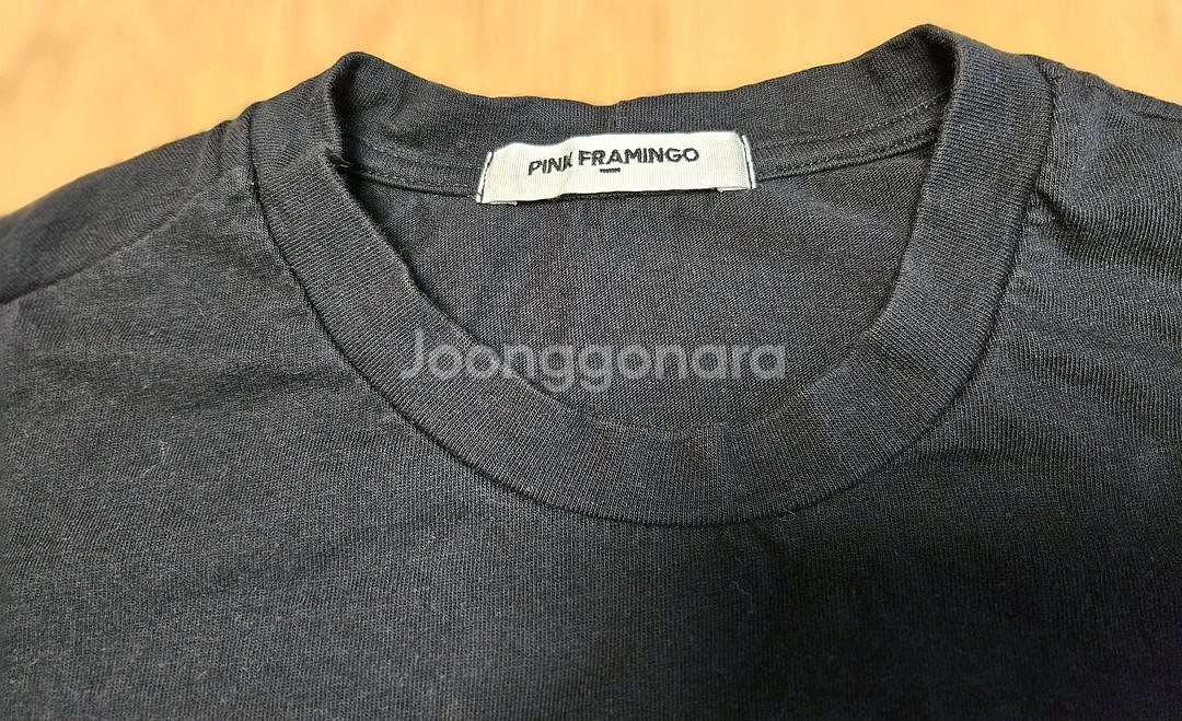 제평 유명한 핑크 플라밍고 소매 셔링 블랙 티셔츠--5