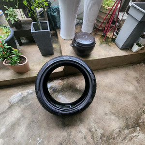 245-40-20 타이어 팝니다 신품급