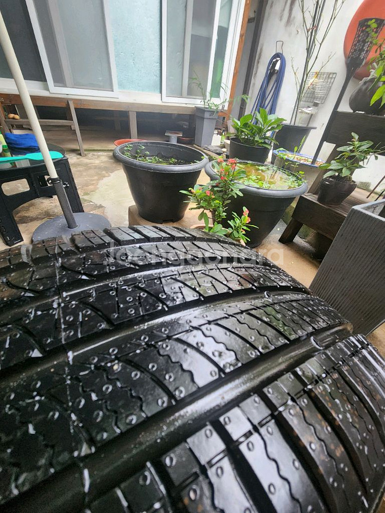 245-40-20 타이어 팝니다 신품급--3