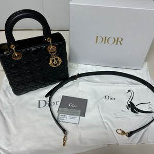 레이디 디올 블랙 까나쥬 램스킨 미듐