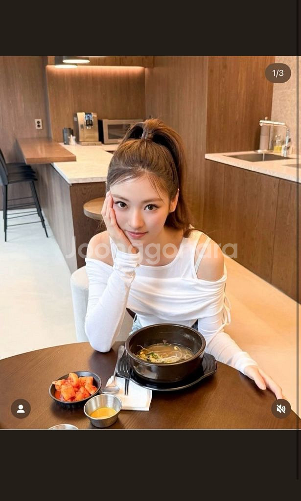 [미야오 안나 착용] 뮤제 오프숄더 탑 (새상품)--1