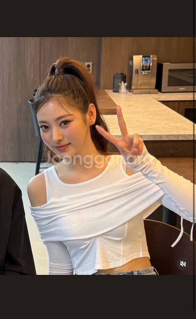 [미야오 안나 착용] 뮤제 오프숄더 탑 (새상품)--0