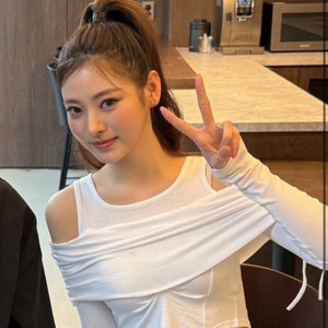 [미야오 안나 착용] 뮤제 오프숄더 탑 (새상품)