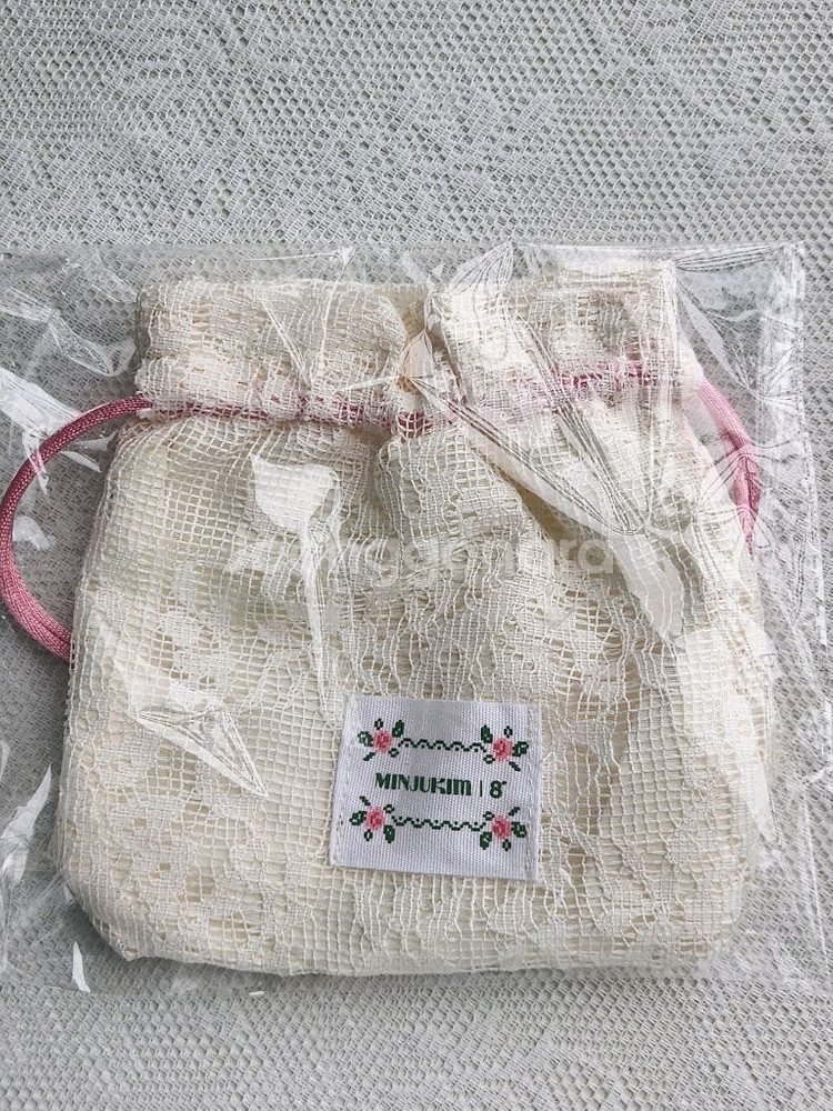 민주킴 에잇세컨즈 콜라보 레이스 파우치--0