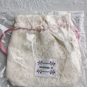 민주킴 에잇세컨즈 콜라보 레이스 파우치