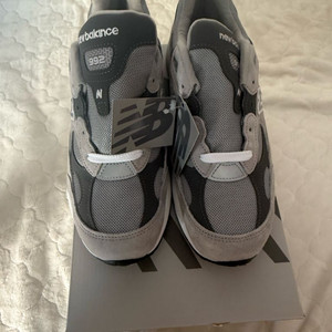 뉴발란스 992 그레이 정품 8사이즈 판매합니다.