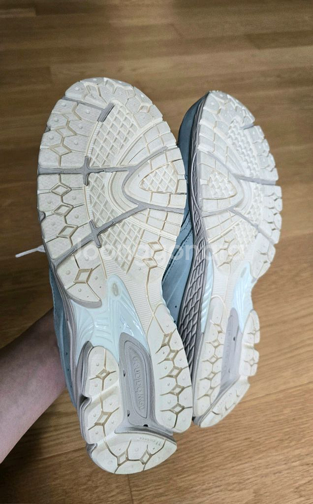 New Balance x Kith 2002R 285--4