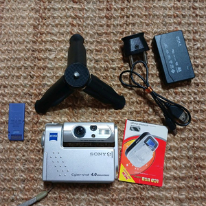소니 사이버샷 Carl Zeiss 4.0 메가픽셀 디카