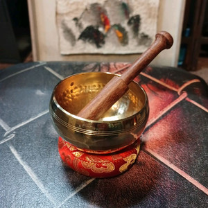 싱잉볼과 나무 막대 세트로 구성