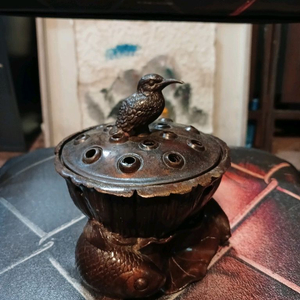 향 피우는 연봉오리구멍이 뚫린 뚜껑 위에 새 조각