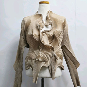 플리츠플리즈 주름 장식 자켓 베이지