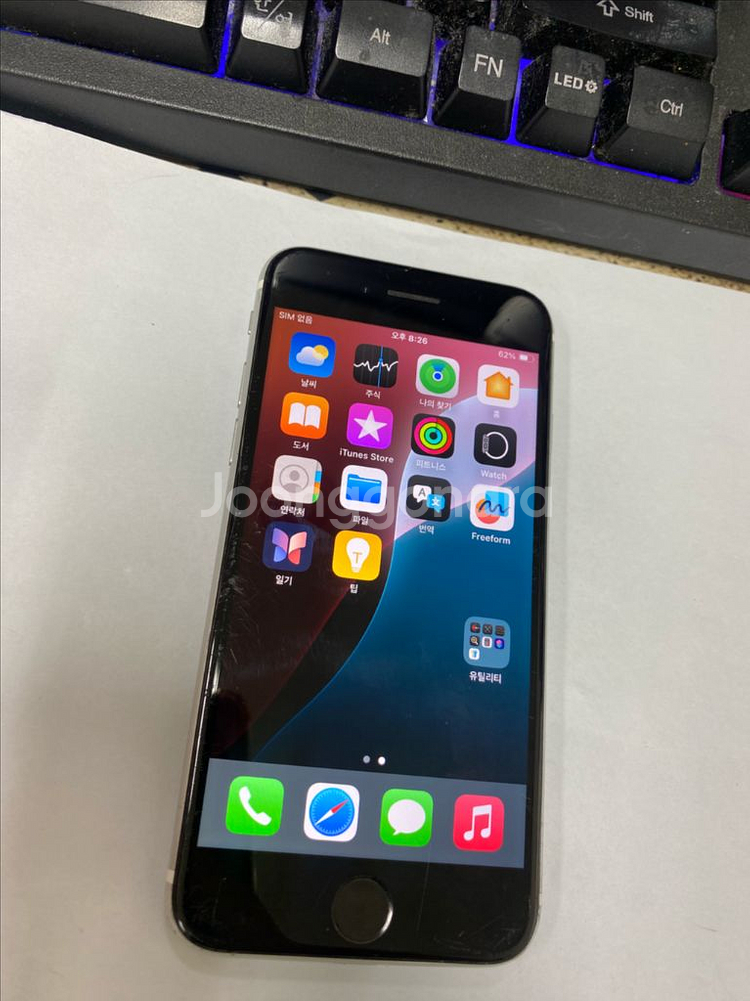 아이폰SE2 화이트 128GB 무잔상 대량가능--1