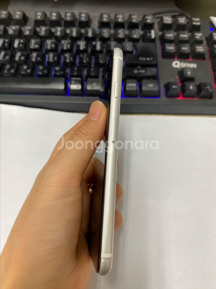 아이폰SE2 화이트 128GB 무잔상 대량가능--5
