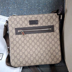 구찌 GG 수프림 캔버스 메신저 크로스백 새제품