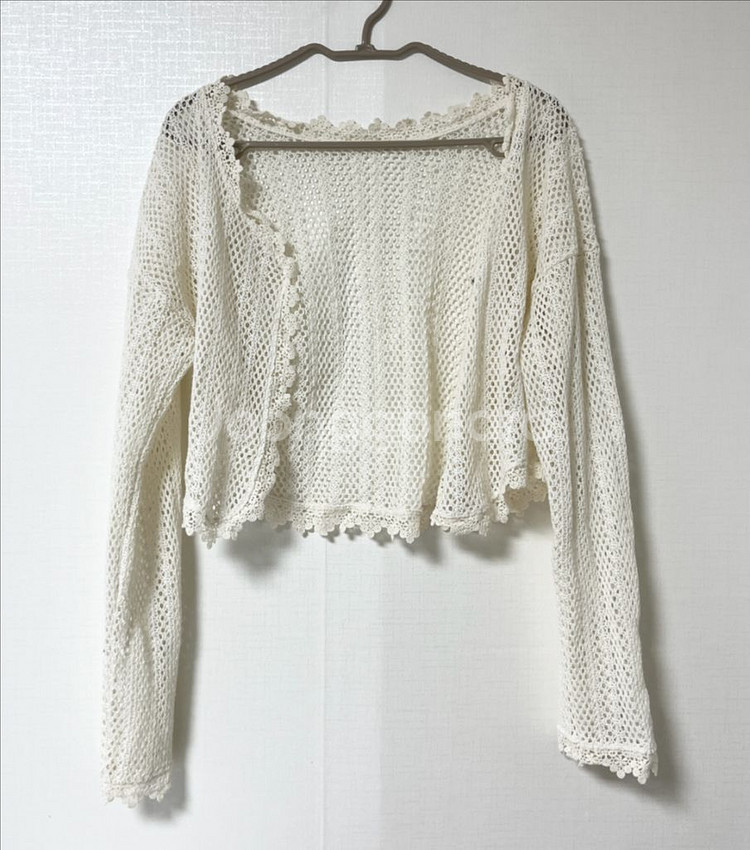 [단종] 인더클로젯 펀칭 레이스 크롭 가디건 크림--1