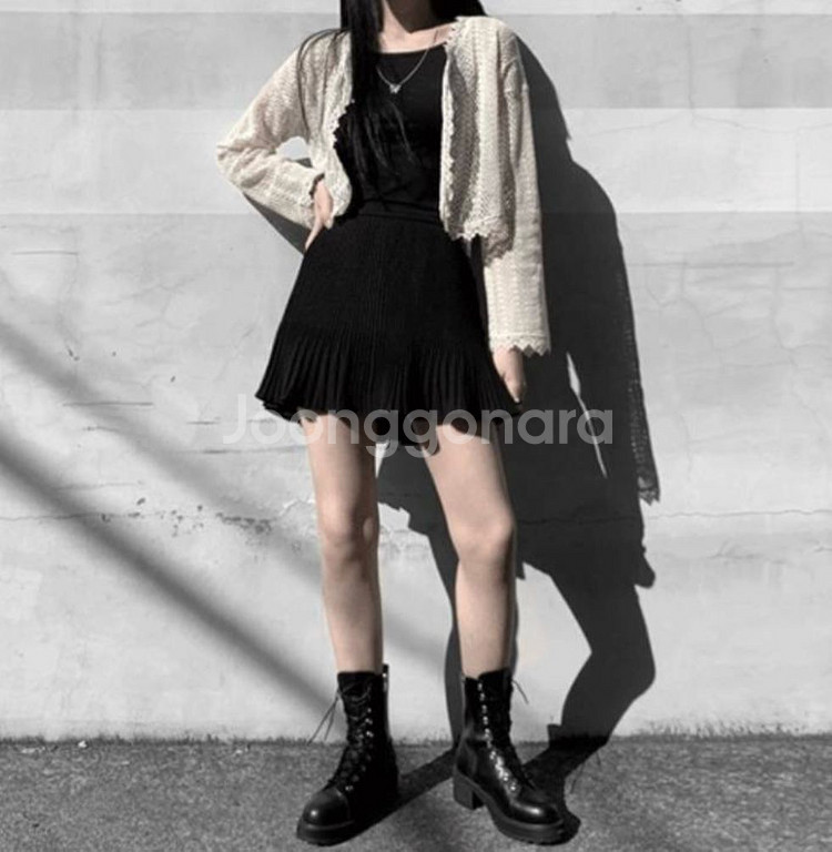 [단종] 인더클로젯 펀칭 레이스 크롭 가디건 크림--0