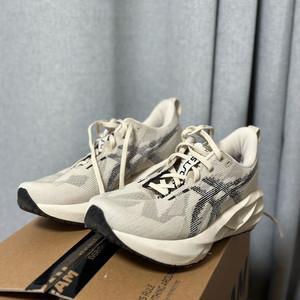 아식스 노바블라스트5 오트밀 255