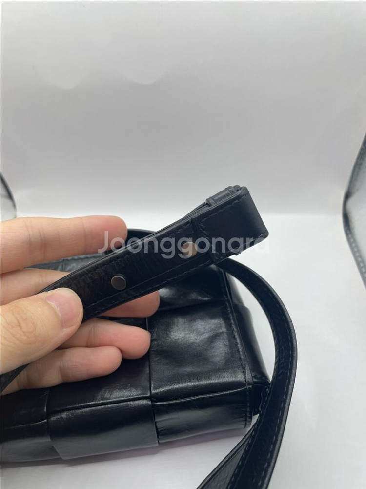 보테가베네타 블랙 카프스킨 빈티지레더 캔디 카세트백--7