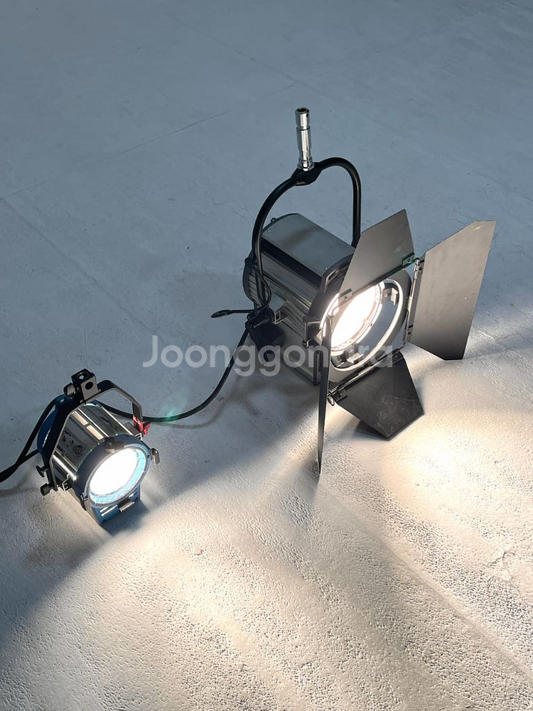필름기어 텅스텐 2kw + 600w 프레즈넬 팝니다.--0
