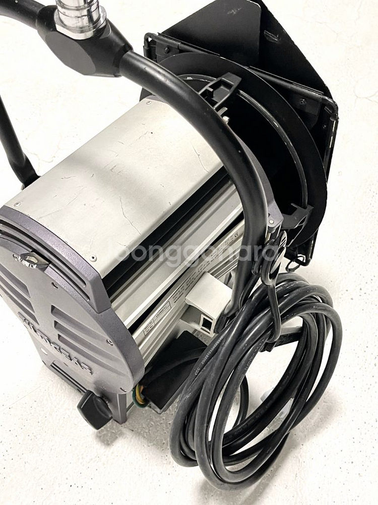 필름기어 텅스텐 2kw + 600w 프레즈넬 팝니다.--2