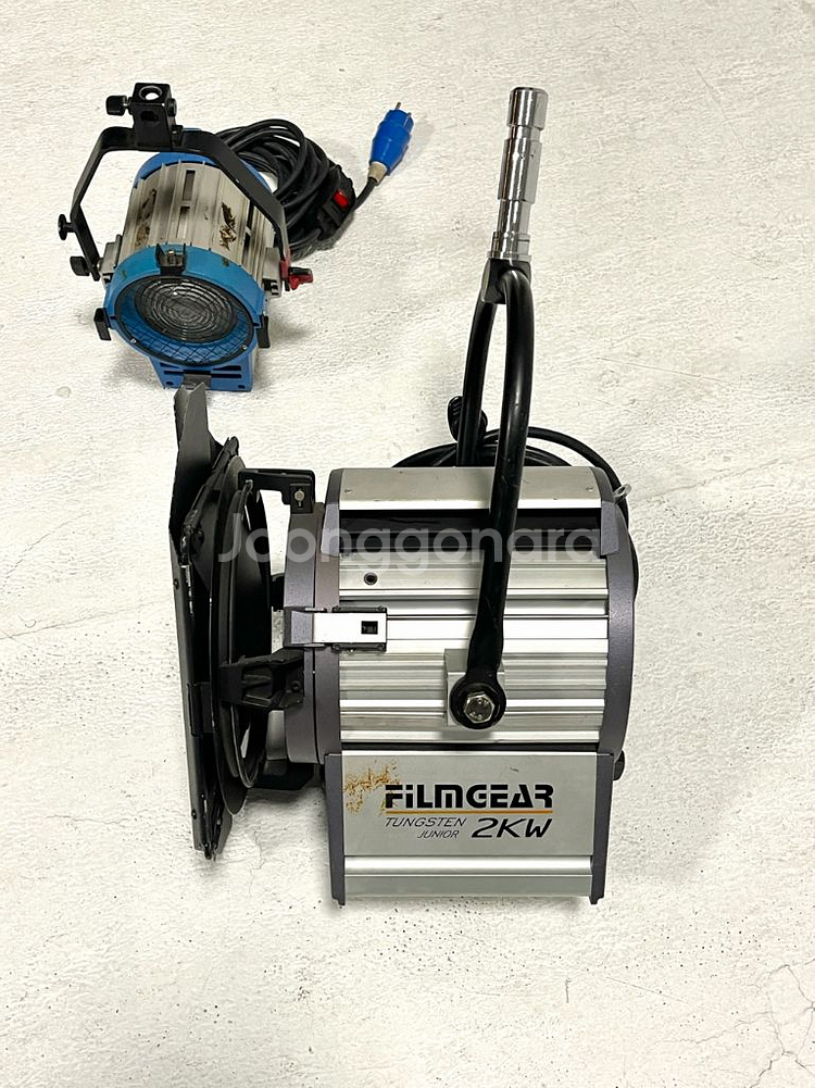 필름기어 텅스텐 2kw + 600w 프레즈넬 팝니다.--3