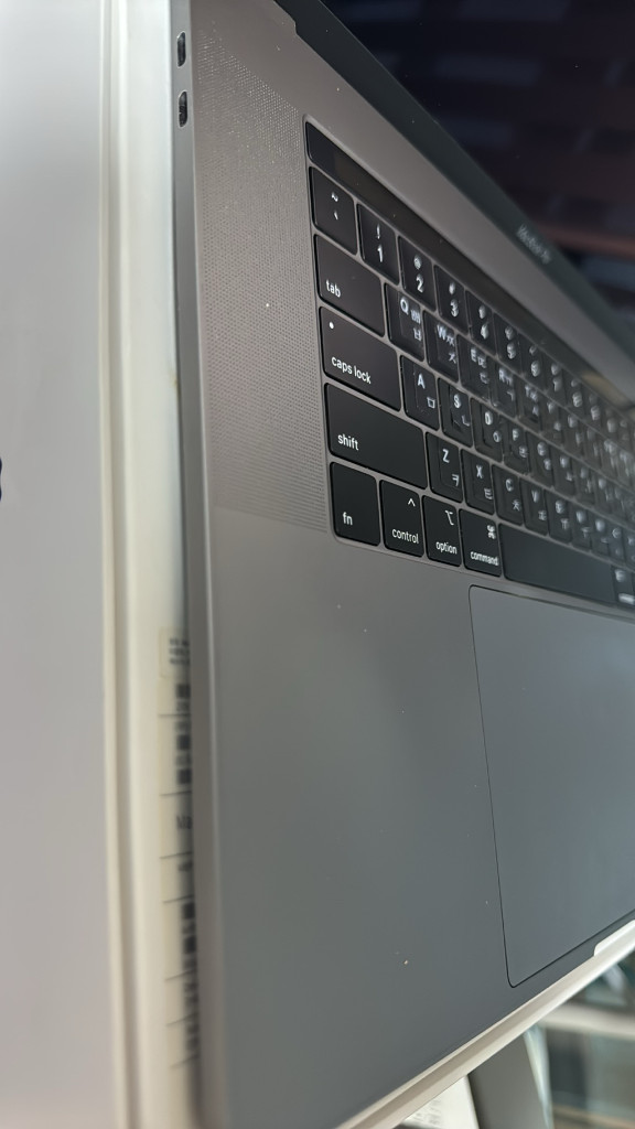맥북프로 2018 15인치 i7 512g A1990--13
