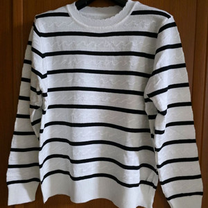 목라인이 예쁜 줄무늬 니트