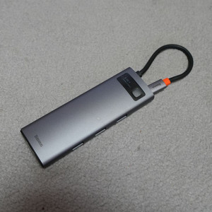 베이스어스 C형 허브 8 in 1 를 2만5천원에 판매