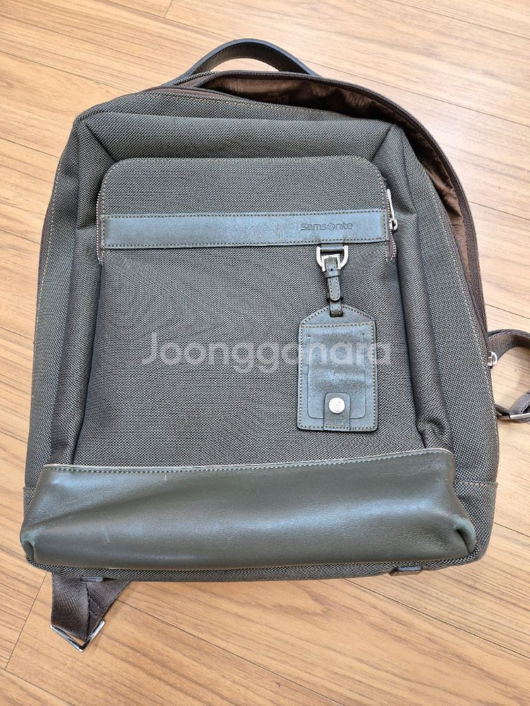 샘소나이트 남성 백팩입니다. 색상은 고급스러운 카키색이--0