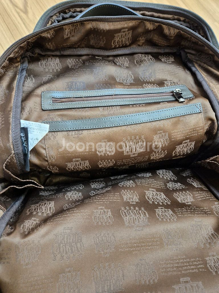 샘소나이트 남성 백팩입니다. 색상은 고급스러운 카키색이--3