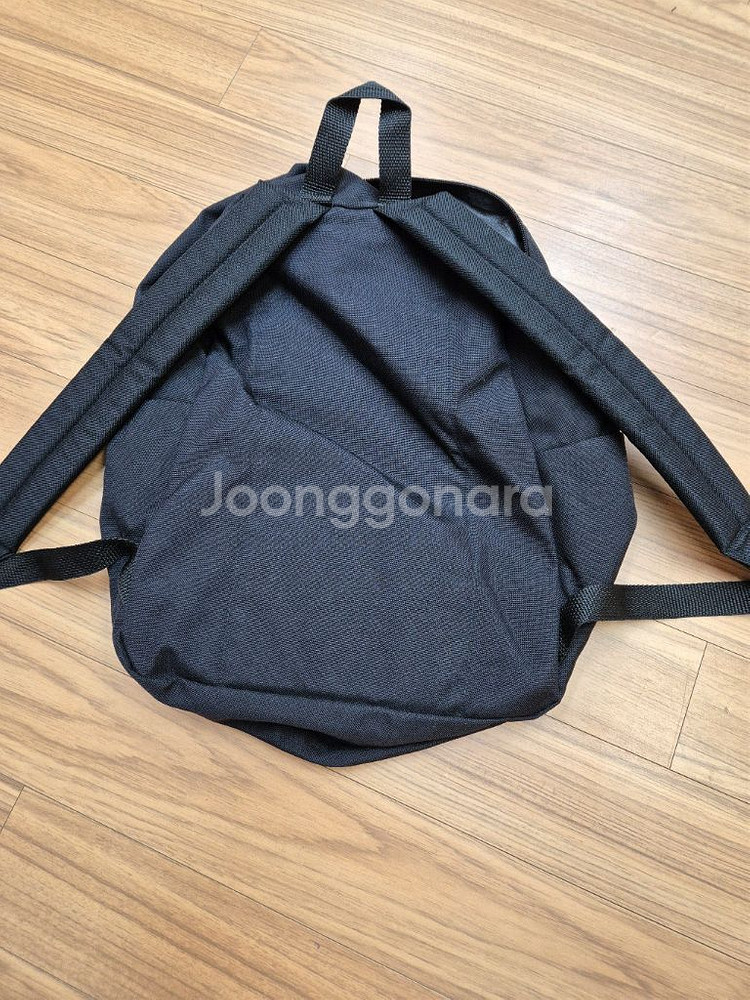 아메리칸 어패럴 블랙 백팩입니다. 넉넉한 수납 공간으로--1