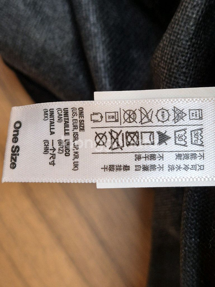 아메리칸 어패럴 블랙 백팩입니다. 넉넉한 수납 공간으로--4