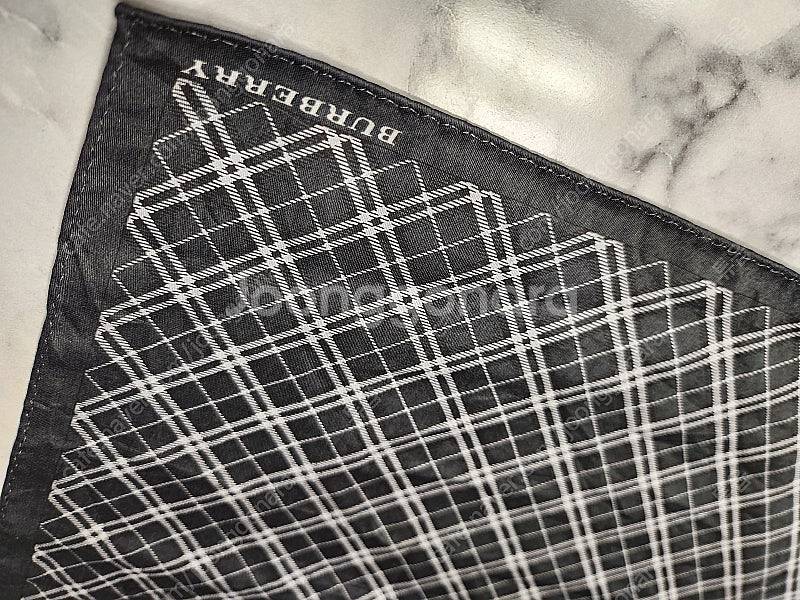 정품.burberry 쁘띠스카프.미사용. 텍스티커 그--5