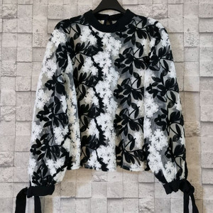 블랙앤화이트 자수니트 시스루 블라우스