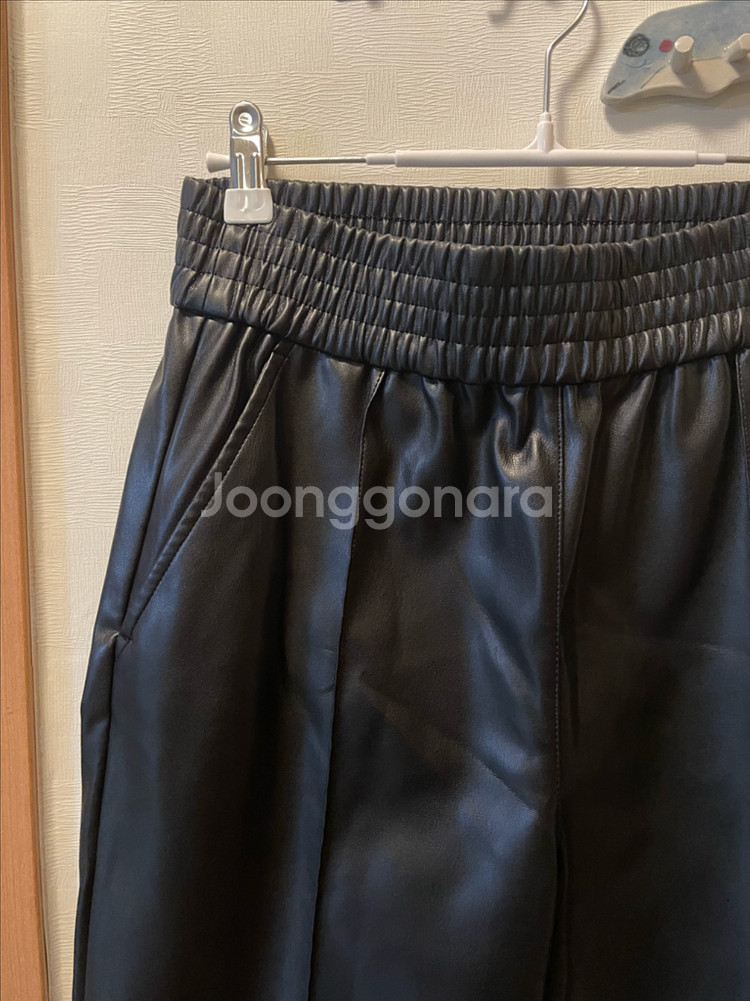 [새상품] H&M 레더 밴딩팬츠 여성 m사이즈--0