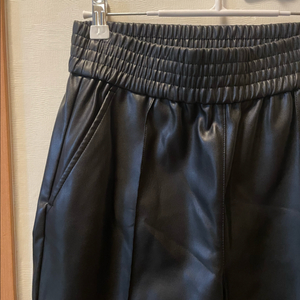 [새상품] H&M 레더 밴딩팬츠 여성 m사이즈