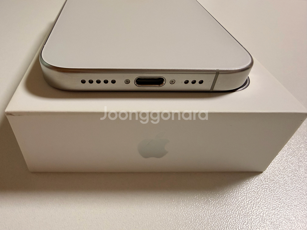 아이폰 15Pro 256 화이트 티타늄--3