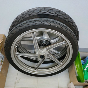 슈퍼커브 은색순정휠(타이어포함), 체인커버,휠커버 판매