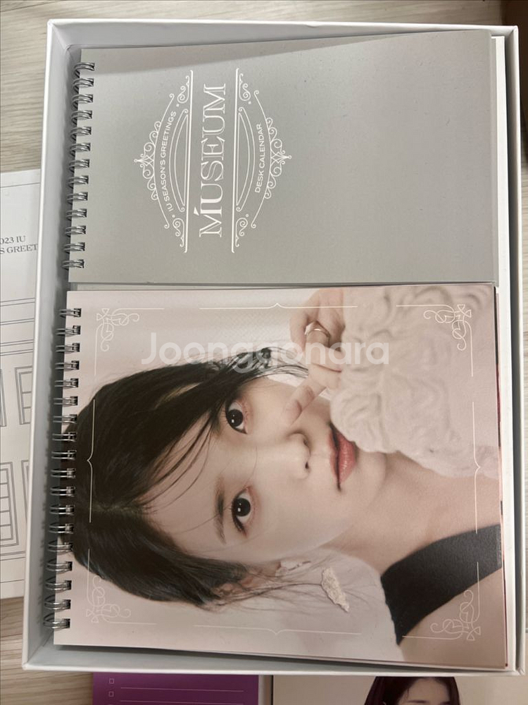 아이유 2022 -2023 시즌그리팅 시그--1