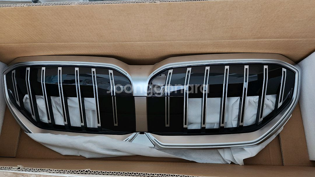 BMW 5시리즈(G60, 520i) 순정 그릴 팝니다.--0