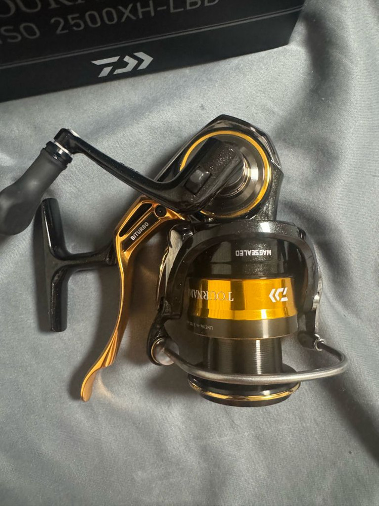 다이와 22 토너먼트 ISO 2500XH-LBD급처 이미지