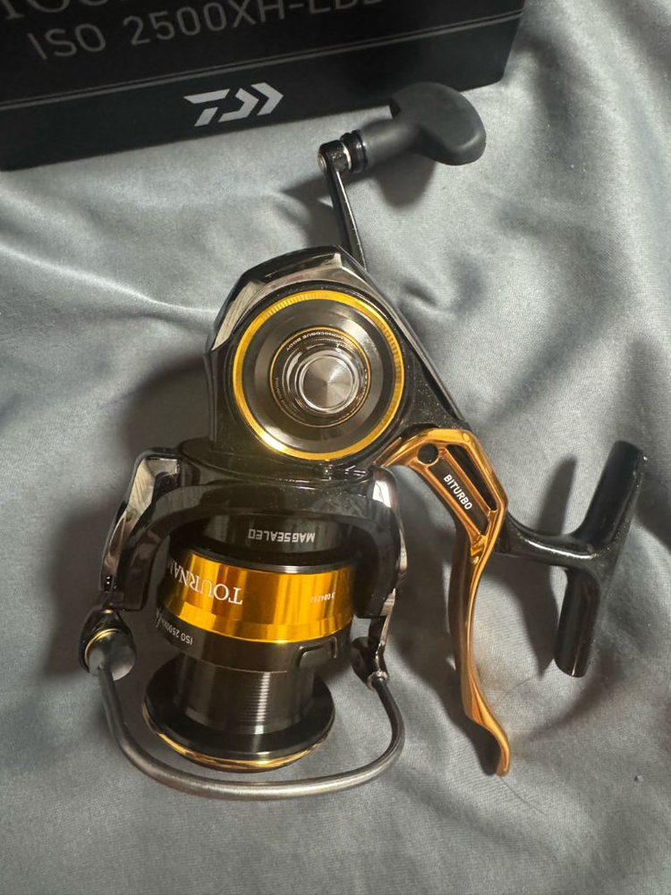 다이와 22 토너먼트 ISO 2500XH-LBD급처 이미지