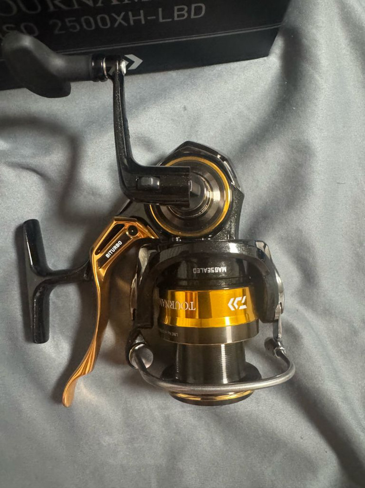 다이와 22 토너먼트 ISO 2500XH-LBD급처 이미지