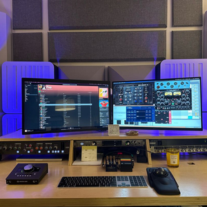 output 아웃풋 미디 데스크 책상