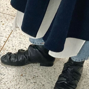 studio moore 주름 앵클 부츠 블랙