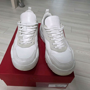 발렌티노 스니커즈