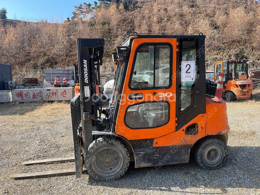 12년식 두산지게차 자동발 3톤 3단 판매합니다--0